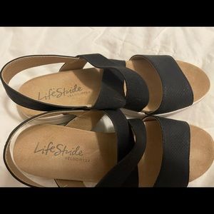 Stretch strap sandals